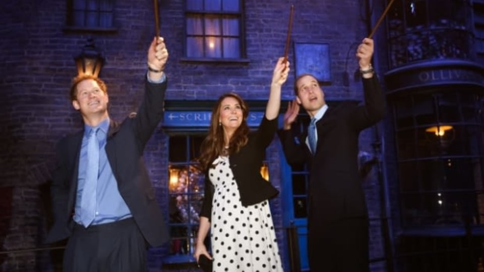 Vévodkyně Kate, princ William a princ Harry (vlevo) v britských studiích Warner Bros.